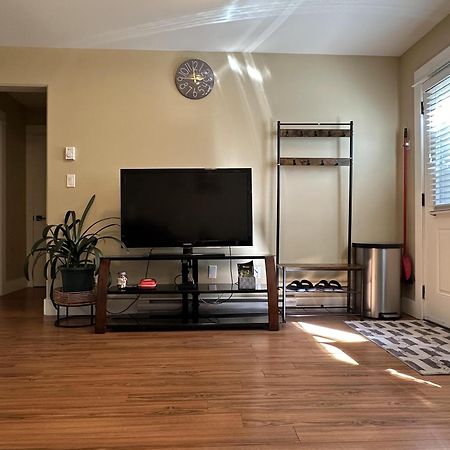Separate Entry Sweet Home Victoria Bagian luar foto